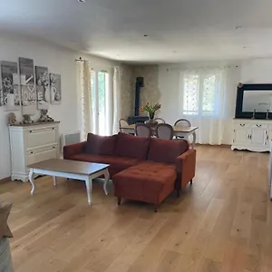 Charmant Deux-pièces Dans Avec Piscine Privée Seillans